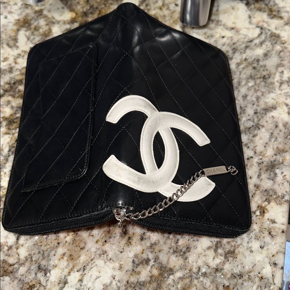 CHANEL Black and White Quilted Wallet PREOWNED. - Picture 11 of 17